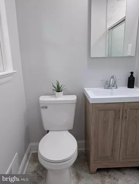 Bath - 9510 Clement Rd, Silver Spring, MD 20910 photo 1 of 11