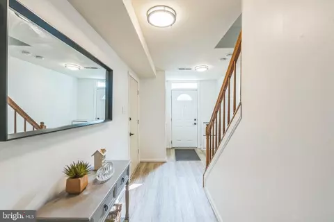 Entry Way - 14926 Dunvegan Ct, Silver Spring, MD 20906 photo 2 of 4