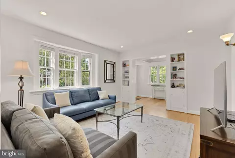 Living - 517 Margaret Dr, Silver Spring, MD 20910 photo 2 of 5