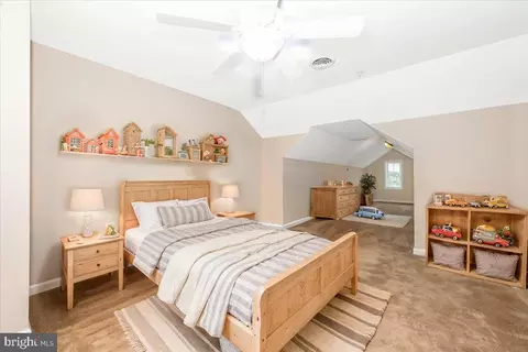 Bedroom - 19711 Beall St, Poolesville, MD 20837 photo 5 of 7