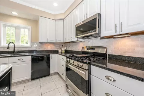 Kitchen - 19711 Beall St, Poolesville, MD 20837 photo 4 of 8