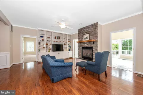 Living - 19711 Beall St, Poolesville, MD 20837 photo 2 of 4
