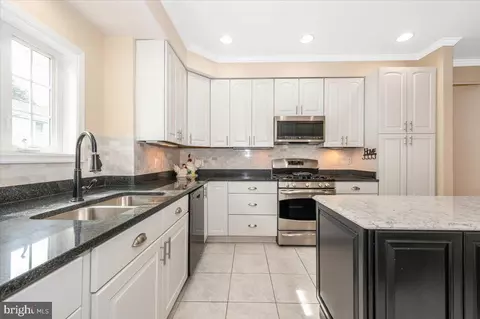 Kitchen - 19711 Beall St, Poolesville, MD 20837 photo 5 of 8