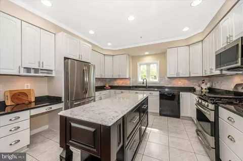 Kitchen - 19711 Beall St, Poolesville, MD 20837 photo 3 of 8