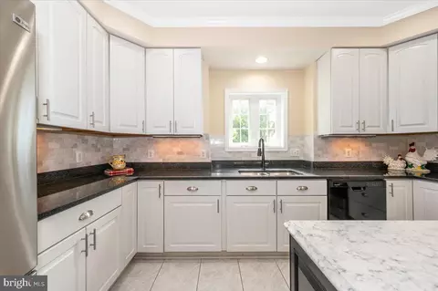 Kitchen - 19711 Beall St, Poolesville, MD 20837 photo 6 of 8