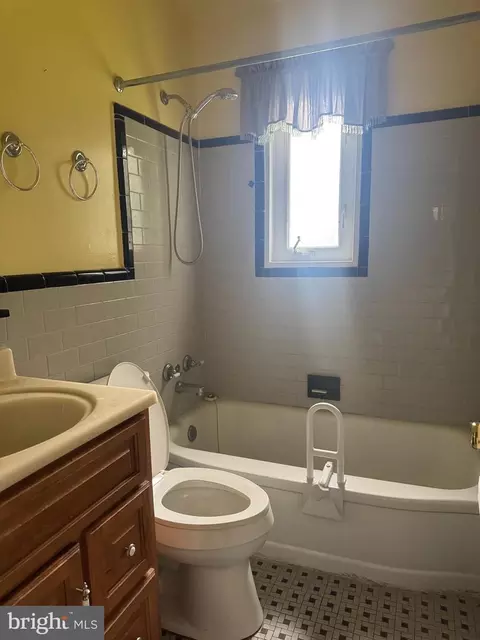 Bath - 137 Fleetwood Ter, Silver Spring, MD 20910 photo 1 of 2