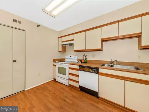 Kitchen - 15100 Interlachen Dr #4-320, Silver Spring, MD 20906 photo 2 of 3
