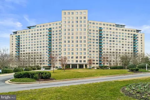 10401 Grosvenor Pl #722, Rockville, MD 20852