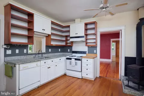 Kitchen - 22500 Old Hundred Rd, Barnesville, MD 20838 photo 2 of 2
