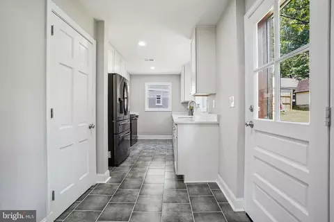Entry Way - 514 Silver Spring Ave, Silver Spring, MD 20910 photo 4 of 9