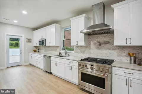 Entry Way - 620 Mississippi Ave, Silver Spring, MD 20910 photo 5 of 11