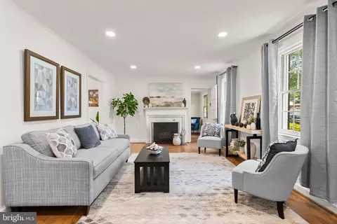 Living - 9922 Rogart Rd, Silver Spring, MD 20901 photo 2 of 6