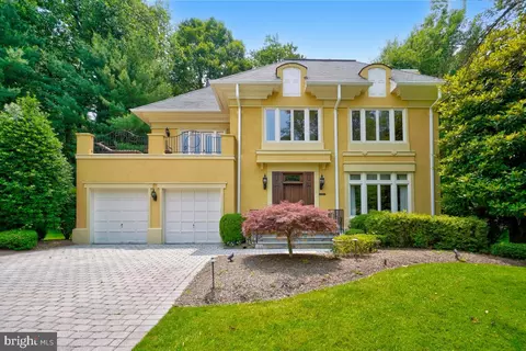 7030 Winterberry Ln, Bethesda, MD 20817