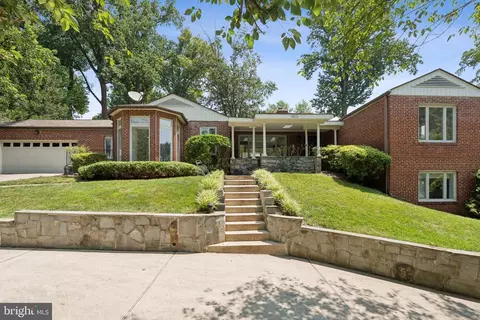 9613 Barroll Ln, Kensington, MD 20895