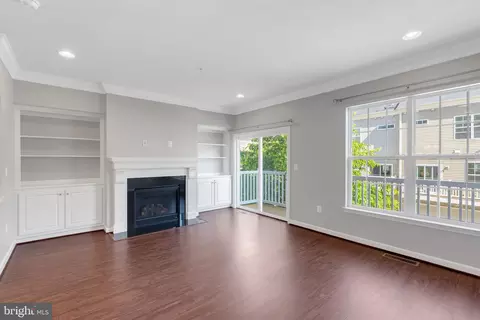 Living - 15713 Murphys Tin St, Silver Spring, MD 20906 photo 4 of 4
