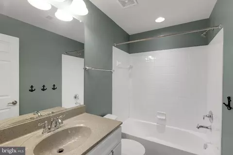 Bath - 15713 Murphys Tin St, Silver Spring, MD 20906 photo 2 of 2
