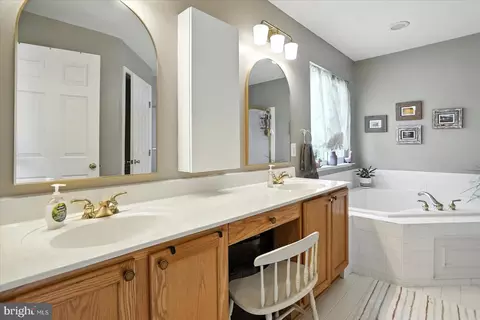 Bath - 5720 Huckburn Ct, Laurel, MD 20707 photo 3 of 5