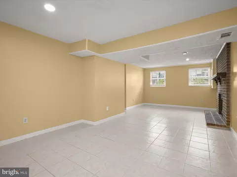 Living - 17617 Kohlhoss Rd, Poolesville, MD 20837 photo 13 of 14