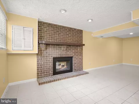 Living - 17617 Kohlhoss Rd, Poolesville, MD 20837 photo 11 of 14