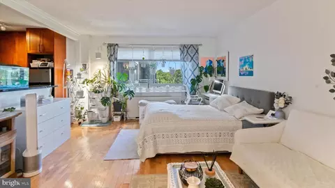 7333 New Hampshire Ave #800, Takoma Park, MD 20912