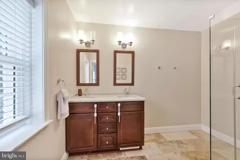 Bath - 1512 Live Oak Dr, Silver Spring, MD 20910 photo 2 of 4