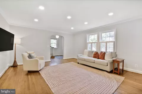Living - 1512 Live Oak Dr, Silver Spring, MD 20910 photo 2 of 3