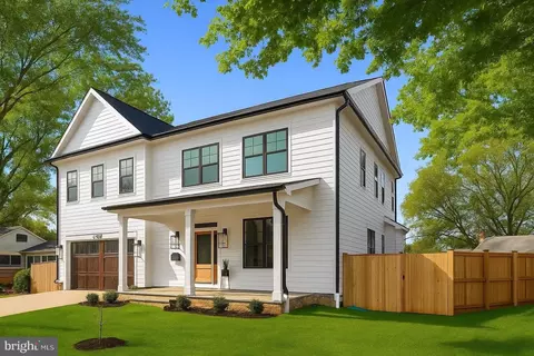 10024 Sinnott Dr, Bethesda, MD 20817