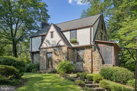 8514 Woodhaven Blvd, Bethesda, MD 20817