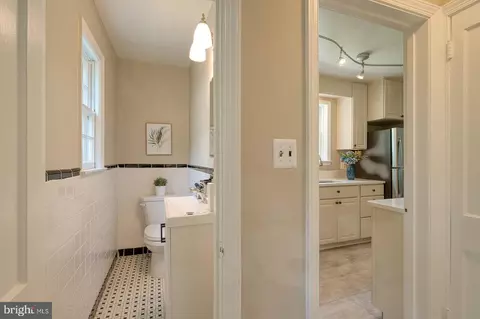 Entry Way - 213 Dale Dr, Silver Spring, MD 20910 photo 2 of 4