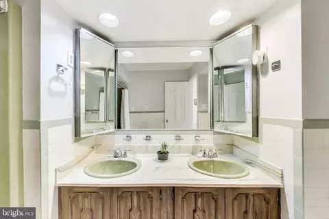 Bath - 805 Islington St, Silver Spring, MD 20910 photo 2 of 9