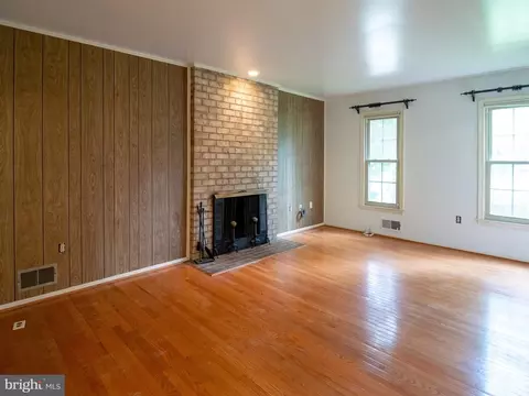 Living - 1600 Winding Waye Ln, Silver Spring, MD 20902 photo 3 of 4
