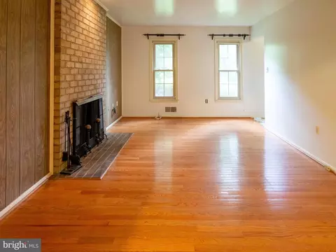 Living - 1600 Winding Waye Ln, Silver Spring, MD 20902 photo 4 of 4
