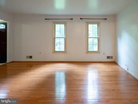 Living - 1600 Winding Waye Ln, Silver Spring, MD 20902 photo 2 of 4