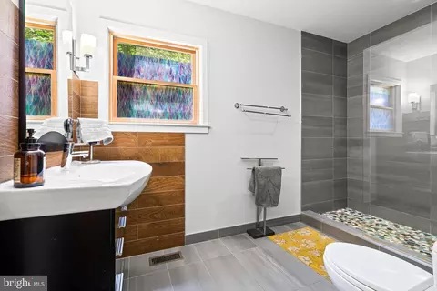 Bath - 2809 Linden Ln, Silver Spring, MD 20910 photo 4 of 7
