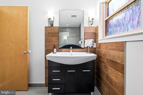 Bath - 2809 Linden Ln, Silver Spring, MD 20910 photo 3 of 7