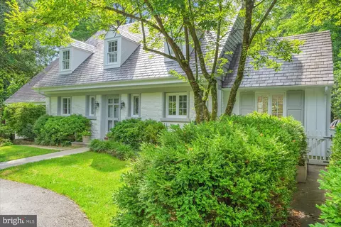 8519 Longfellow Pl, Chevy Chase, MD 20815