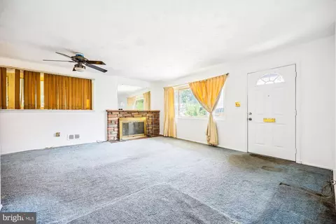 Living - 8605 11th Ave, Silver Spring, MD 20903 photo 3 of 4