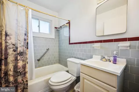 Bath - 8605 11th Ave, Silver Spring, MD 20903 photo 1 of 2