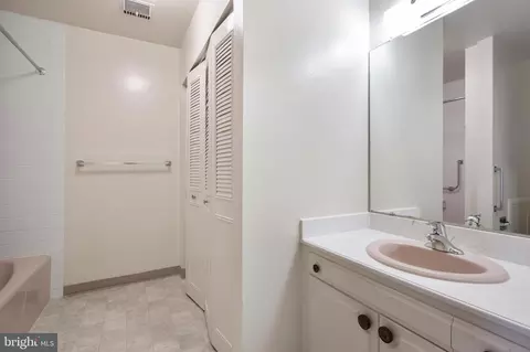 Bath - 3360 Gleneagles Dr #71-2B, Silver Spring, MD 20906 photo 1 of 2