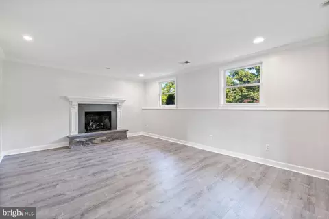 Living - 17528 Collier Cir, Poolesville, MD 20837 photo 1 of 2