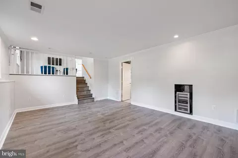 Living - 17528 Collier Cir, Poolesville, MD 20837 photo 2 of 2