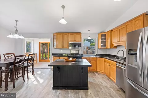 Kitchen - 17528 Collier Cir, Poolesville, MD 20837 photo 2 of 3