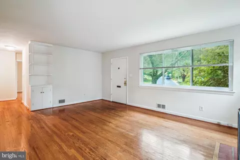 Living - 142 Fleetwood Ter, Silver Spring, MD 20910 photo 3 of 4