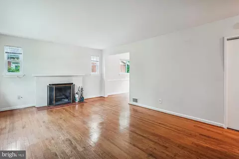 Living - 142 Fleetwood Ter, Silver Spring, MD 20910 photo 1 of 4