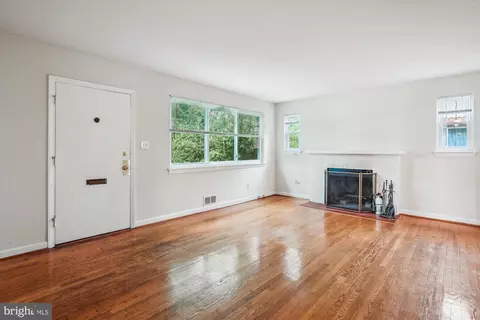 Living - 142 Fleetwood Ter, Silver Spring, MD 20910 photo 2 of 4
