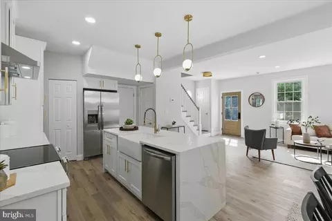 Entry Way - 1705 Corwin Dr, Silver Spring, MD 20910 photo 2 of 4