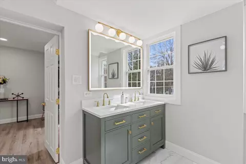 Bath - 1705 Corwin Dr, Silver Spring, MD 20910 photo 4 of 8