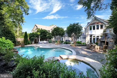 5606 Wilson Ln, Bethesda, MD 20814