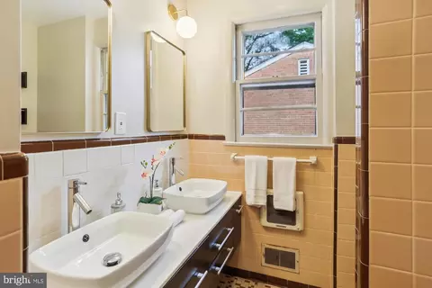 Bath - 1407 Crestridge Dr, Silver Spring, MD 20910 photo 3 of 4