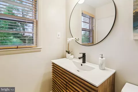 Bath - 1407 Crestridge Dr, Silver Spring, MD 20910 photo 2 of 4